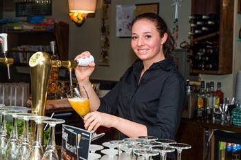 Barmedewerkster tapt bier