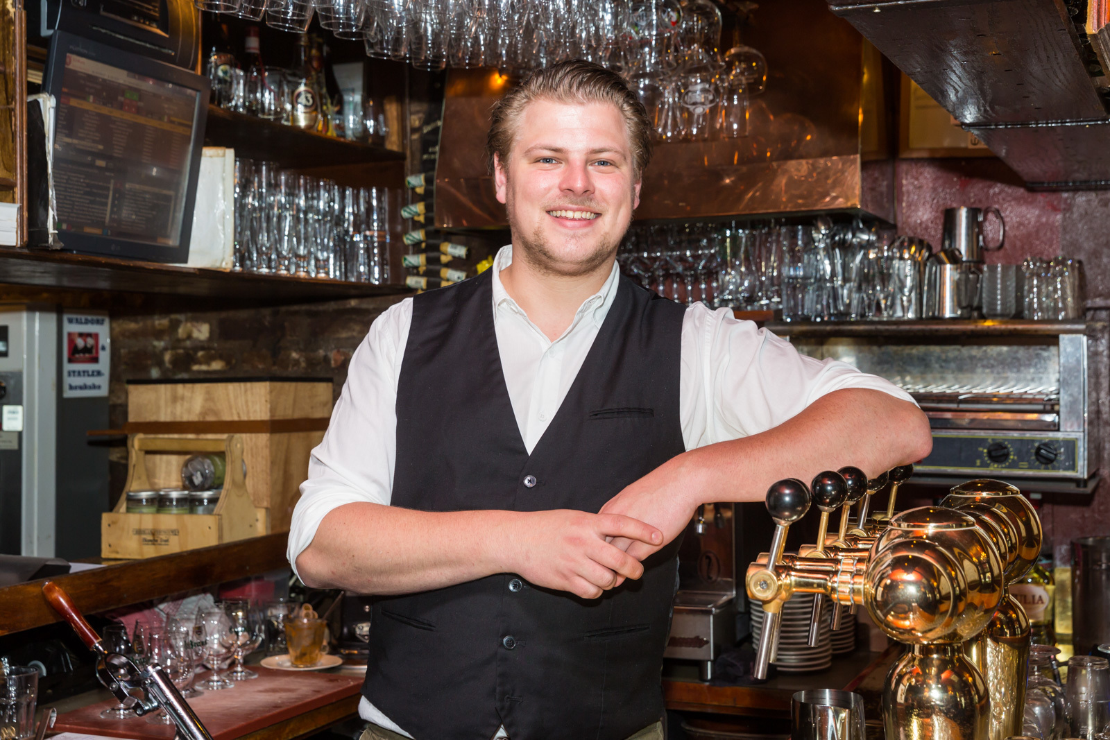 Bruin cafe ondernemer tapkranen