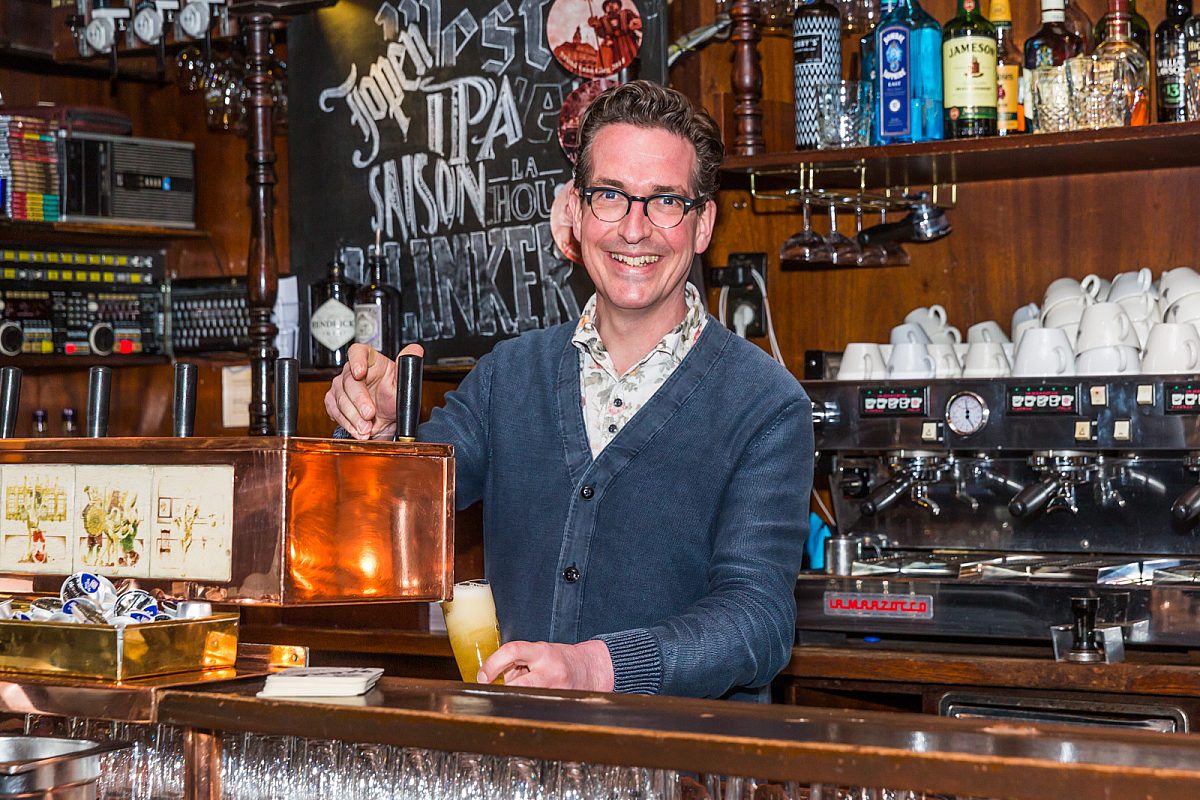 Ondernemer cafebedrijf biertap