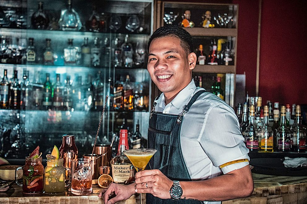 Bartender serveert cocktail