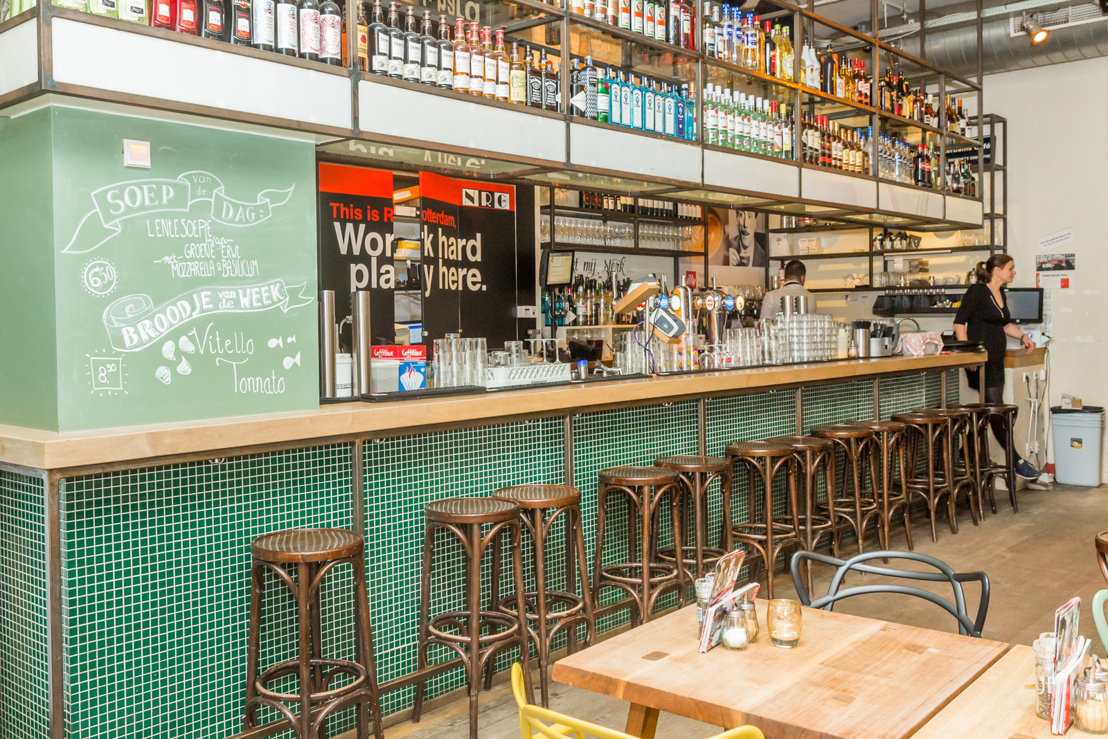 Hip cafebedrijf bar krukken leeg