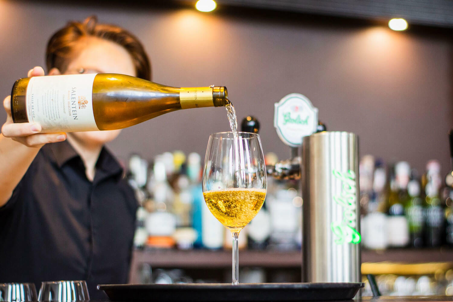 Witte wijn glas schenken