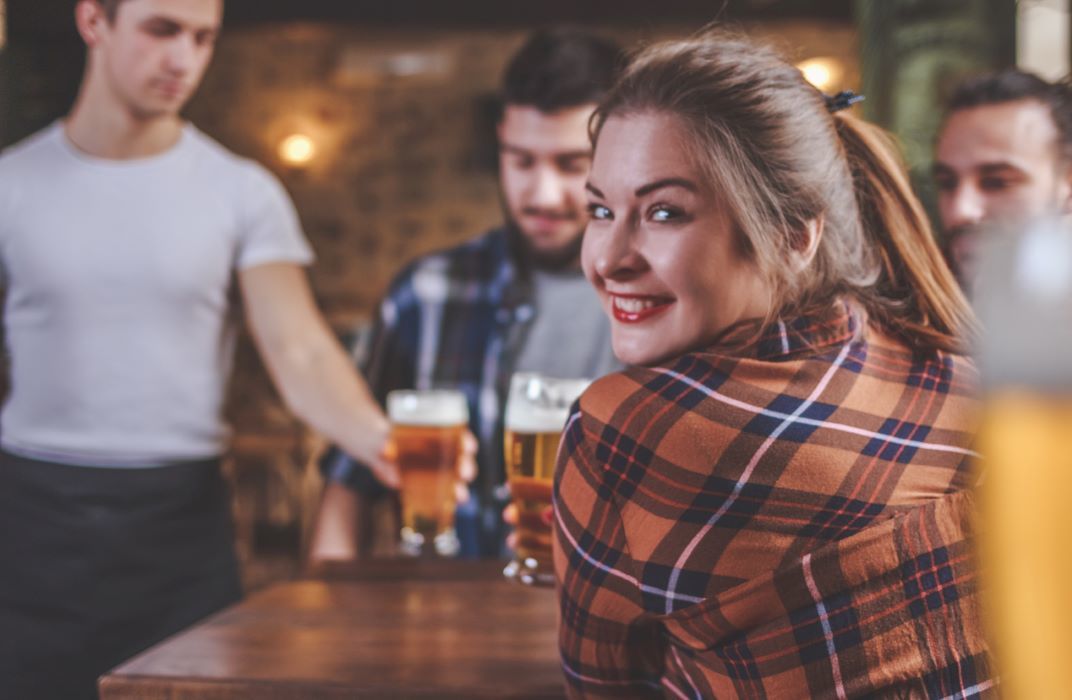 Bier drinken vrienden cafe