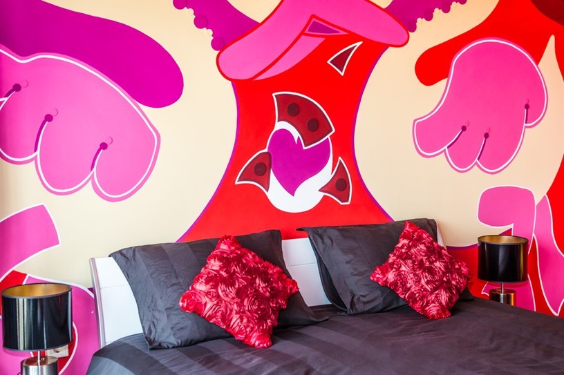 Hotelbed in sixties sijl kamer