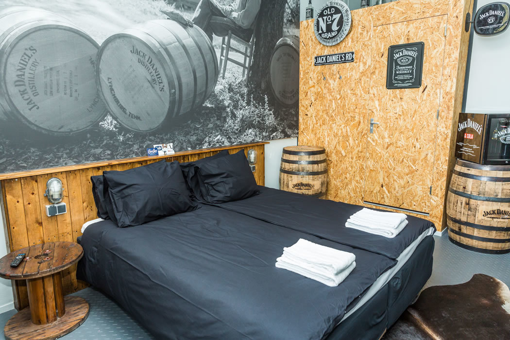 Zwart hotelbed Jack Daniels hoelkamer