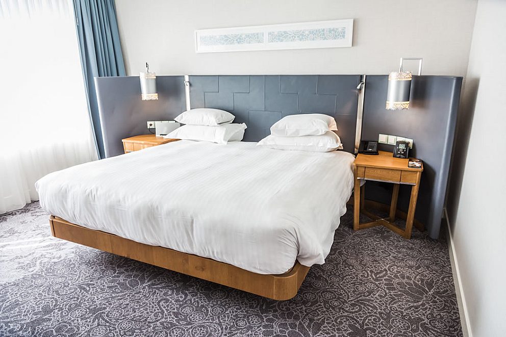 Hotelkamer hotelbed grijs