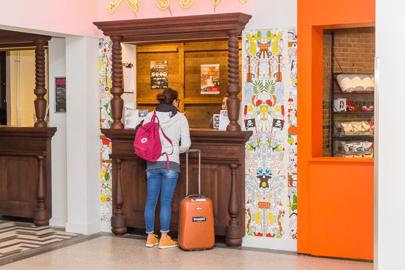 Budgethotel receptie inchecken toerist
