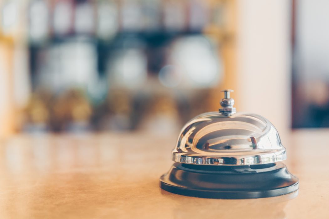 I Stock 1074952384 balie hotel bel booking