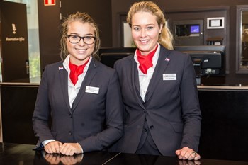 Receptie hotel Cropped