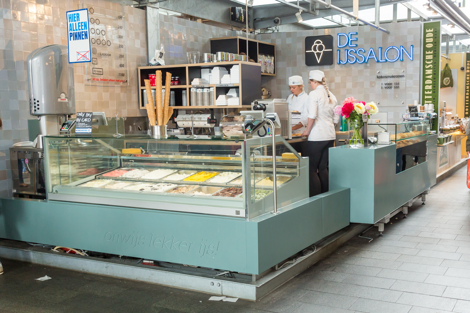 De-IJssalon-ijsvitrine