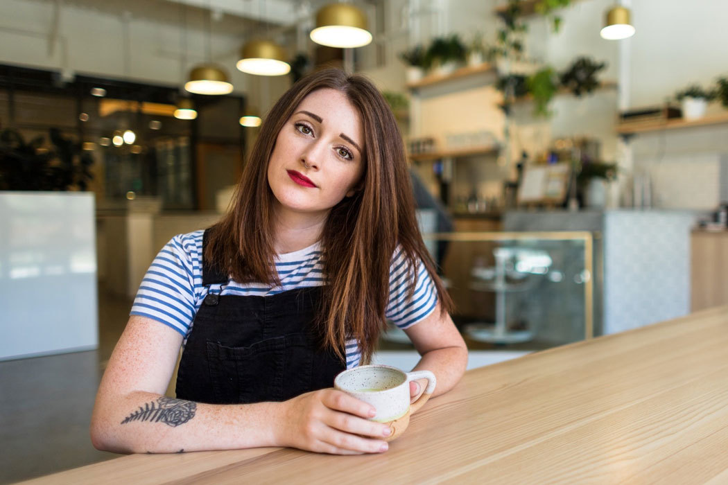 Woman coffee financiële regelingen