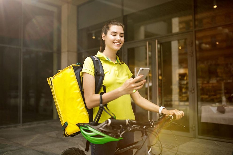 I Stock 1155883966 bezorger maaltijd fiets jongevrouw
