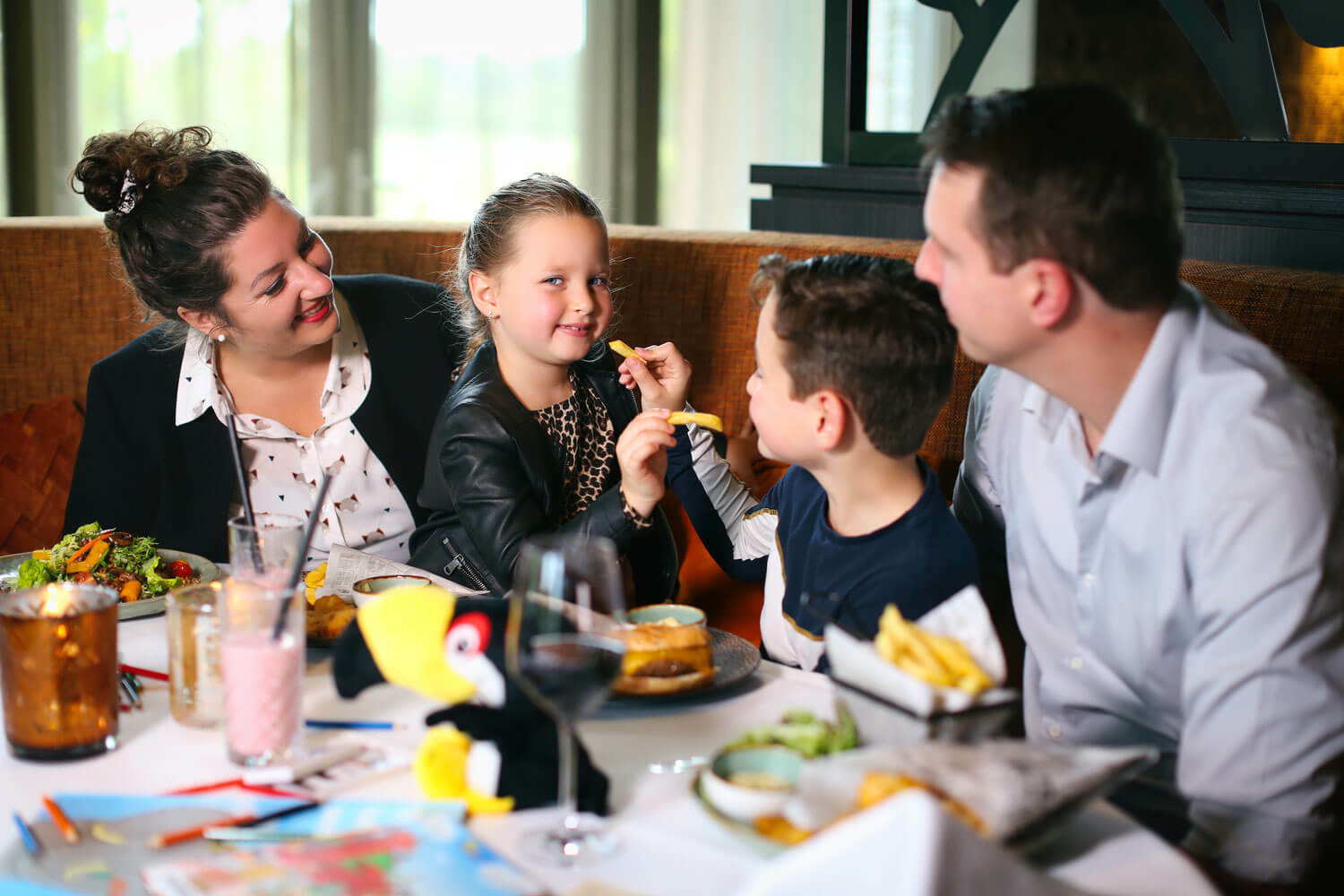 Moederdag in het restaurant met kinderen