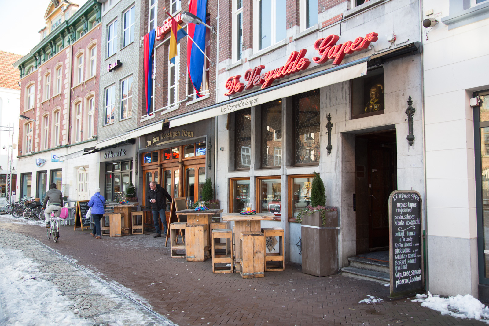 Cafe restaurant de vergulde gaper gevel pand sneeuw