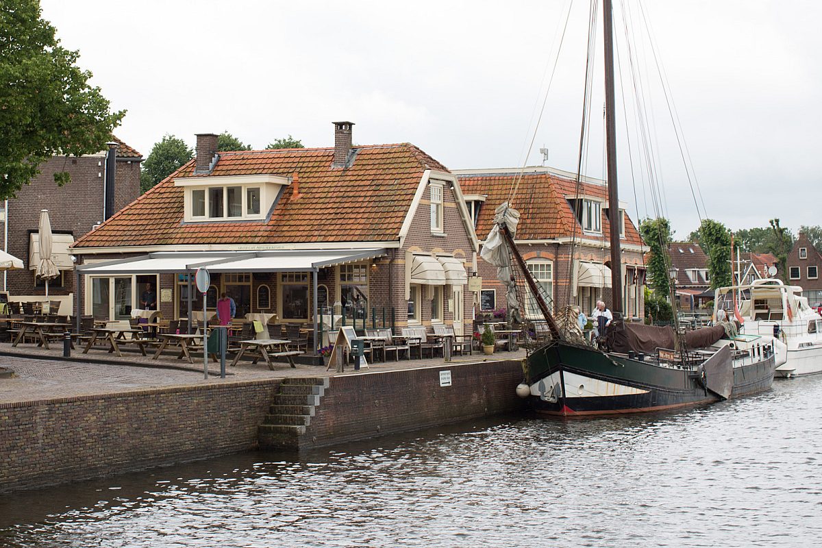 Bedrijfspand gevel terras cafe restaurant aan het water
