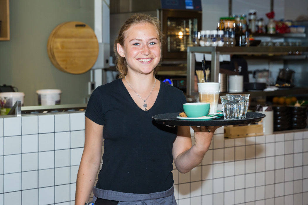 Leerling restarant keuken bediening dranken