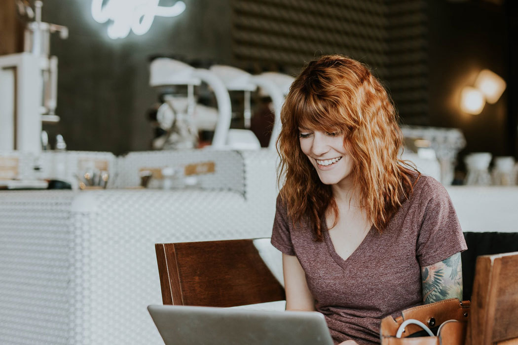 Happy restaurant ondernemer vrouw