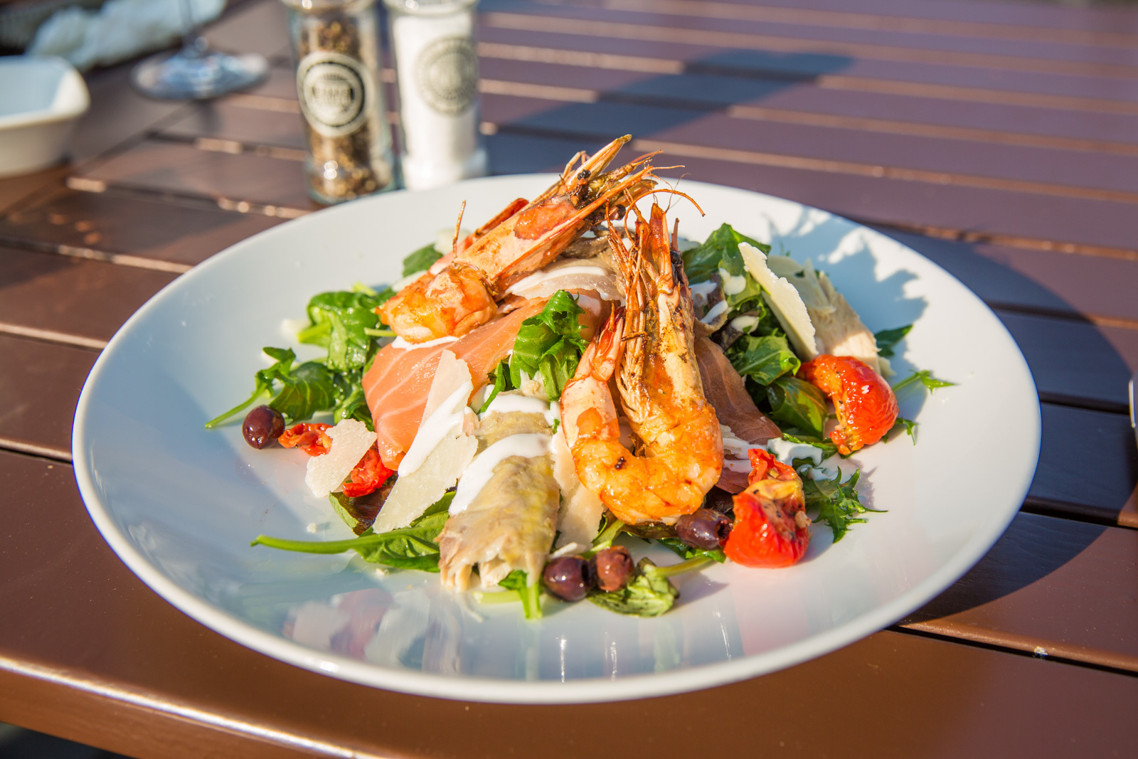 Seafood terras strandpaviljoen zon opgemaakt bord