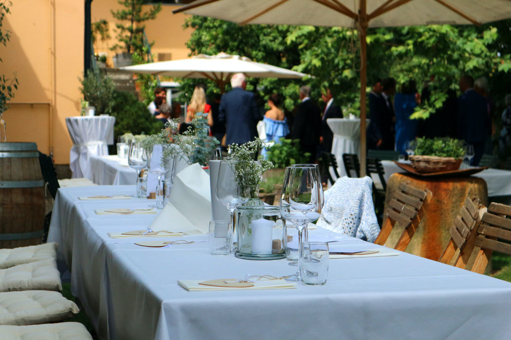 Restaurant zonnig terras gedekte tafel leeg gasten op achtergrond