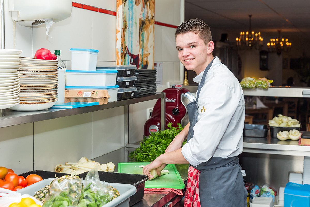 Restaurant snijkeuken jonge werknemer