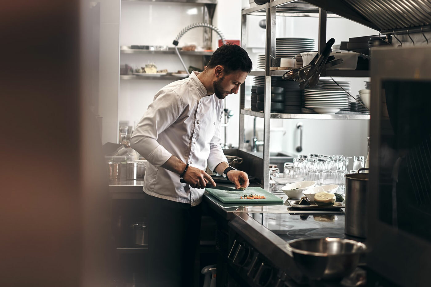 Personeel keuken snijden 1400x933