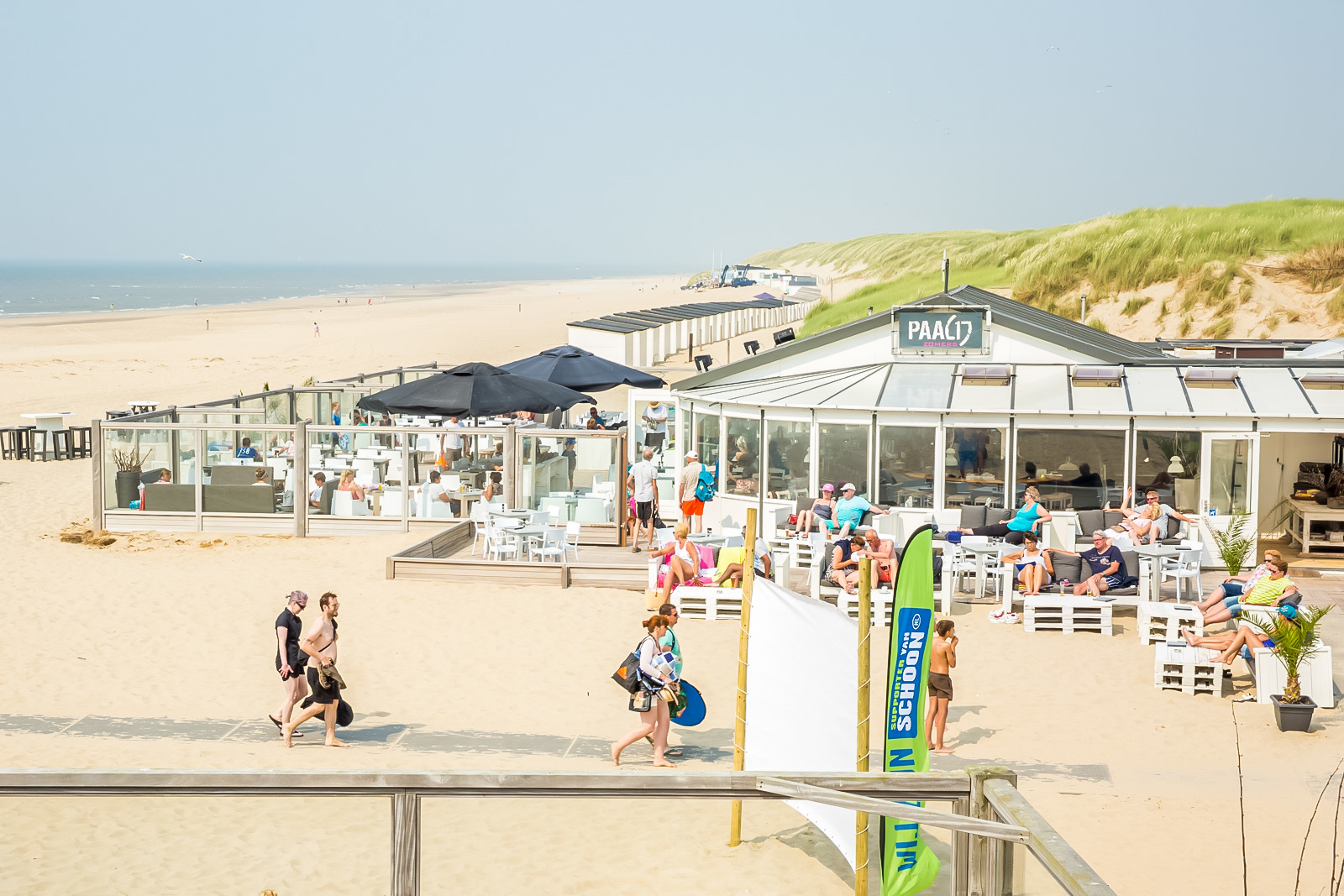 Strandpaviljoen Paal 17 Zomers terras