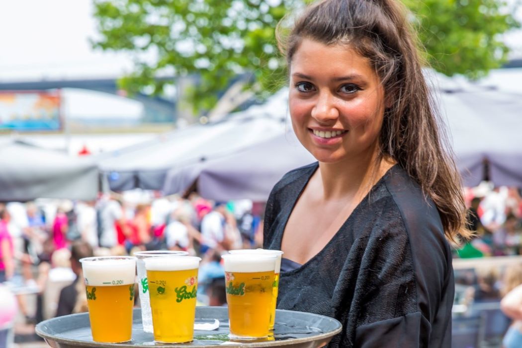 Terras meisje dienblad bier