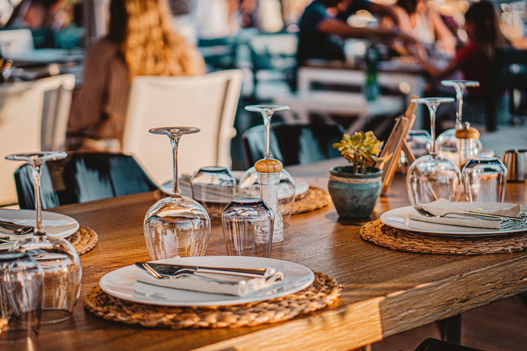 Terras restaurant tafel gedekt glazen zonnig 1050x700
