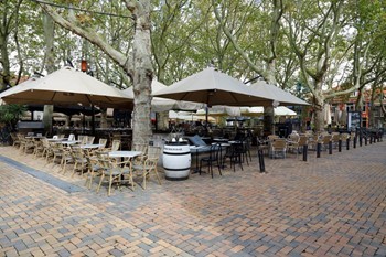 Plein terras stad leeg corona