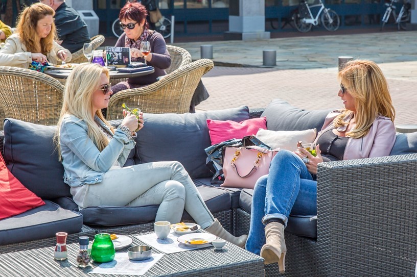 Terras-gasten-lounge-banken