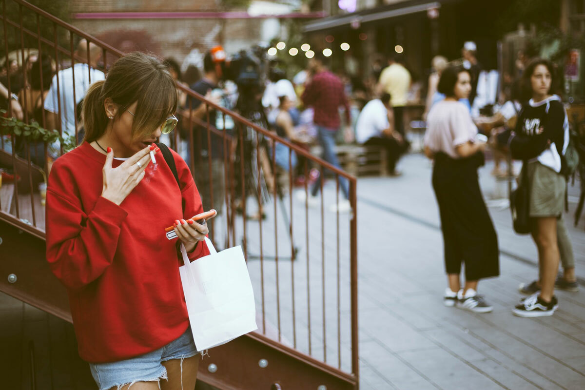 Vrouw roken in winkelcentrum horeca 1200x800