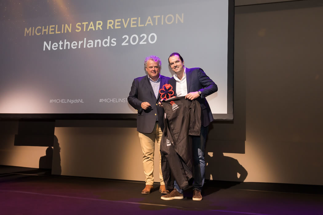 Peter Bruins van restaurant de Bokkedoorns eerste winnaar van Michelin award voor uitmuntend gastheerschap 2