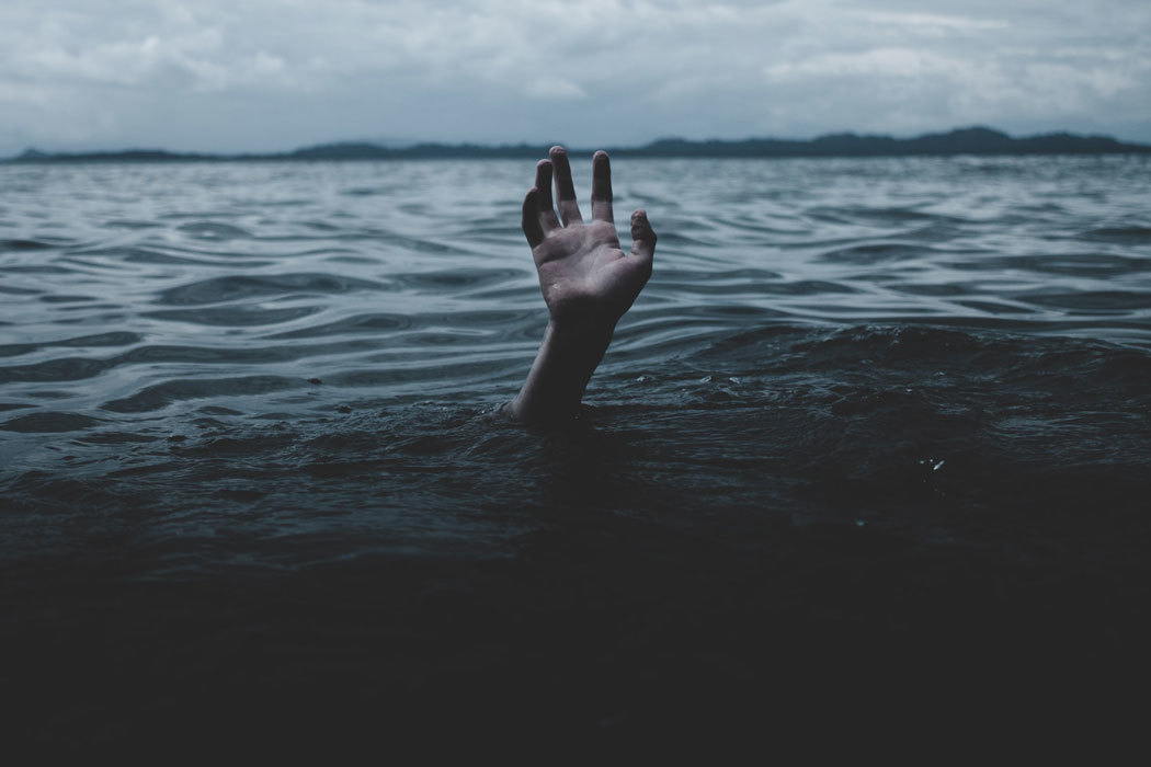 Petitie hand water donker verdrinken