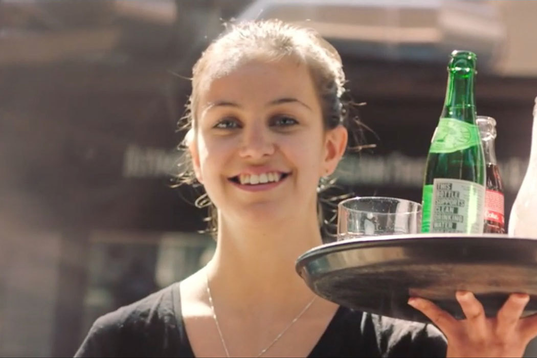 Tv commercial screenshot meisje met dienblad 1050x700