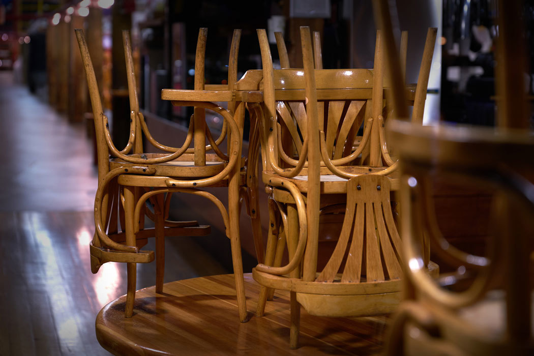 Gesloten stoelen op tafels i Stock 1160850165