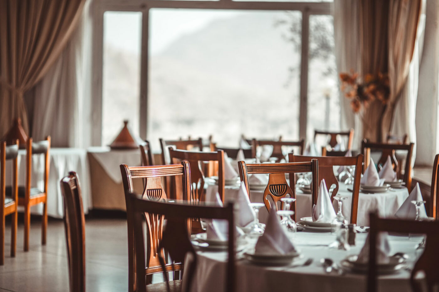 Leeg restaurant interieur 1400x933