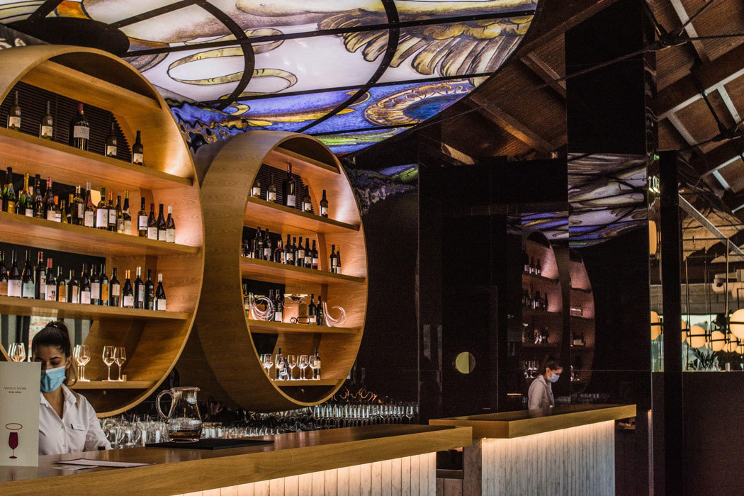 Wijnbar medewerker vrouw mondkapje