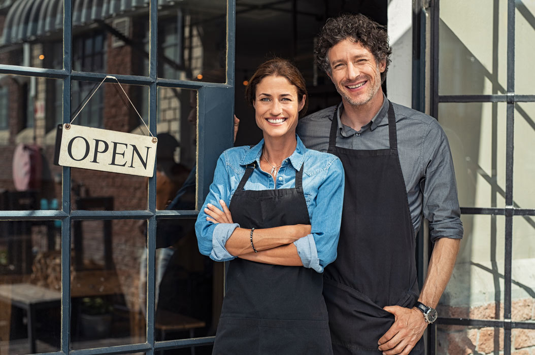 Open restaurant ondernemers man en vrouw partners