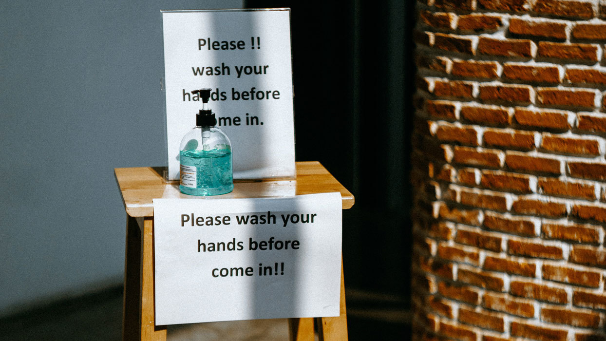 Please wash your hands befor you come in