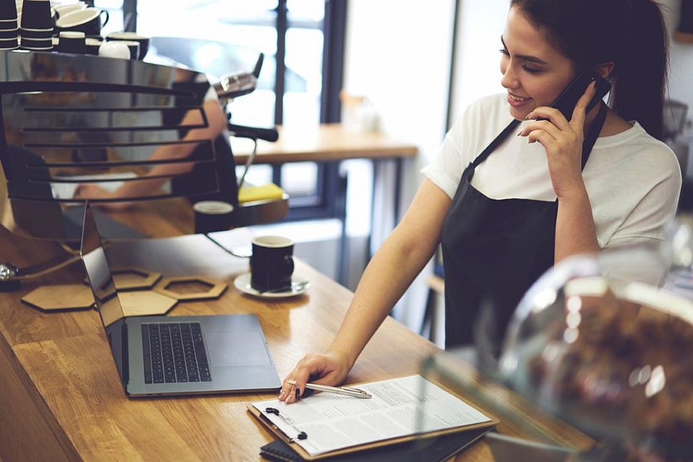 Restaurant vrouw laptop telefoon bellen reservering