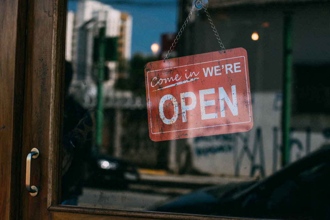 Come in we are open bord deur rood