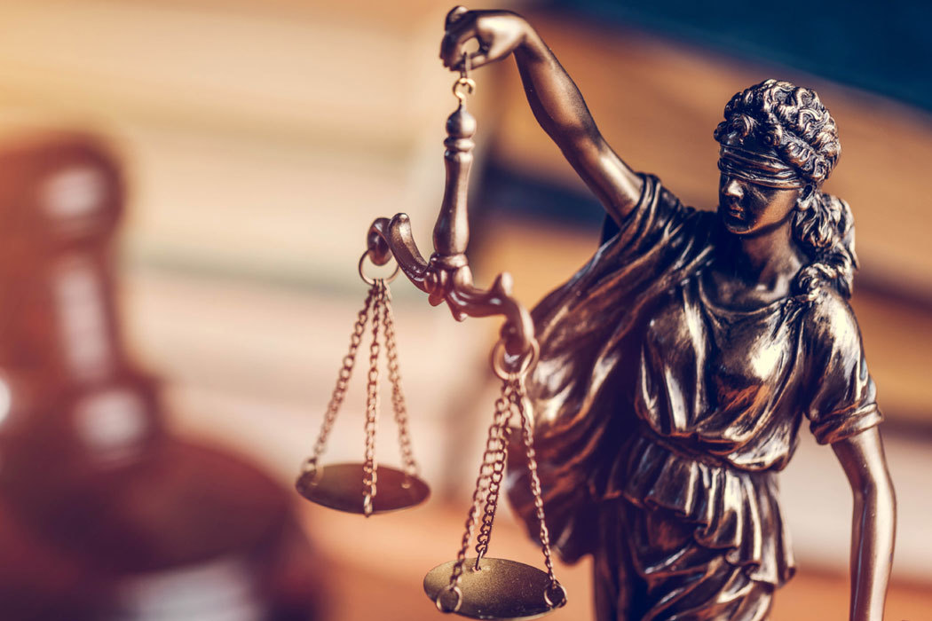 Rechtszaak vrouwe justitia hamer v2 1050x700