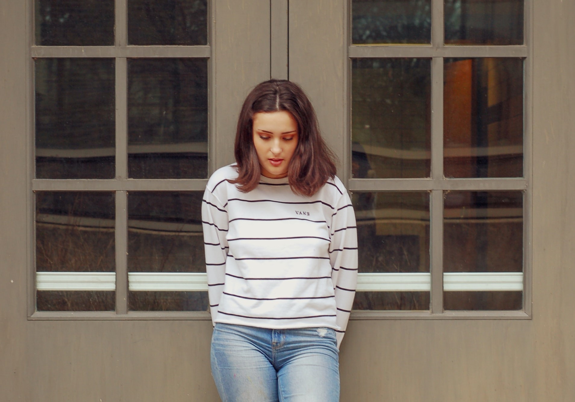 Starten meisje voor gesloten deur