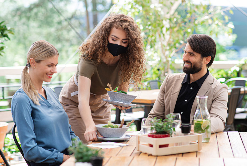 Bediening terras man vrouw heropening corona 1050x707