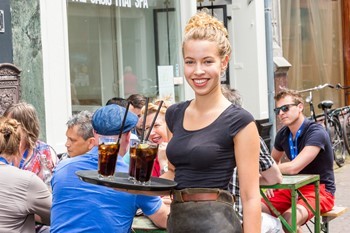 Terras serveerster KHN 20170620 1 H0 A7854