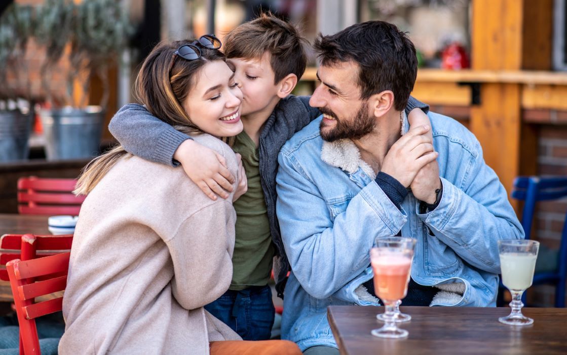 Foto familie blij terras buiten drankje