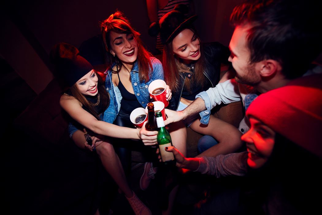 I Stock 603286264feestende jongeren