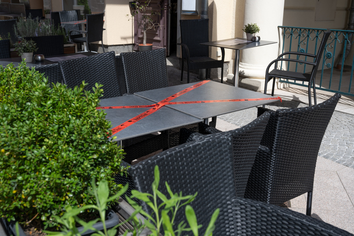 Tafel afgezet lint terras