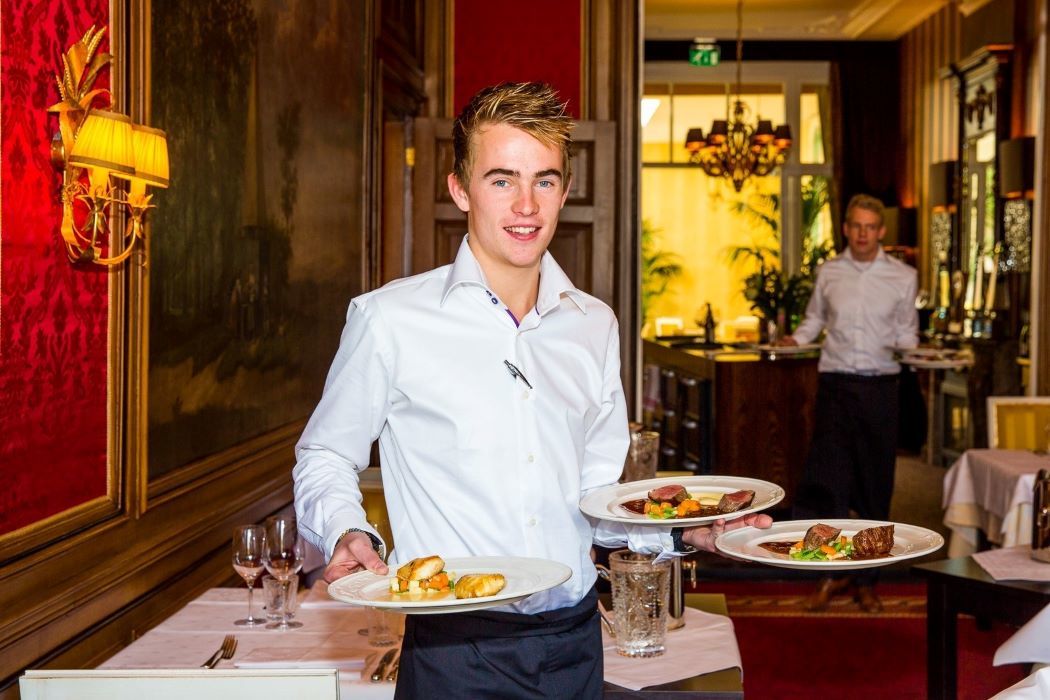 Jonge ober restaurant