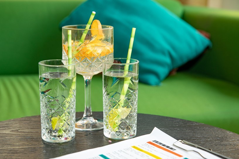 Glazen met plastic rietjes